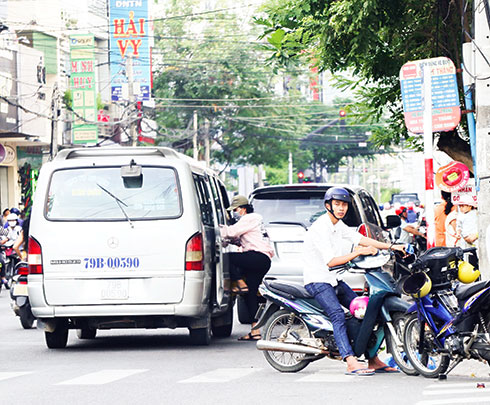 Một chiếc xe dù hoạt động trên địa bàn TP. Nha Trang.