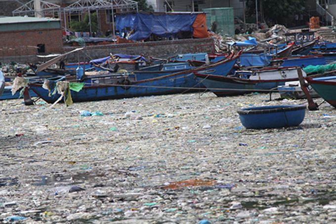 Rác ngập trên đảo Bình Ba