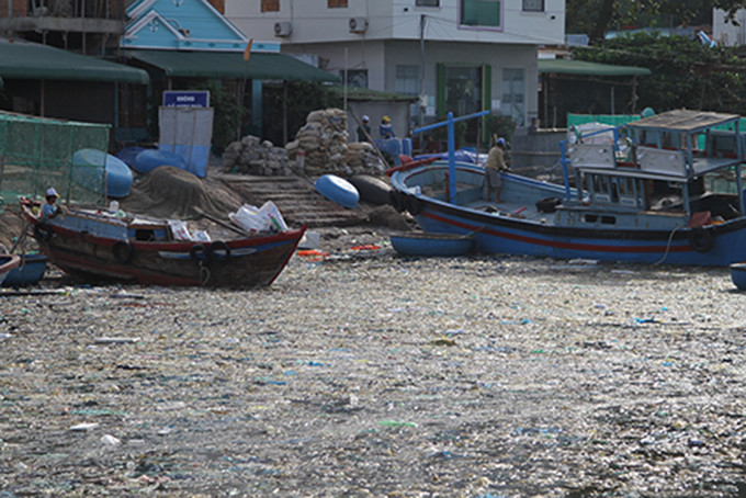 Chính quyền xã Cam Bình đang có chiến dịch vận động các tiểu thương ở chợ, chủ các nhà hàng trên đảo Bình Ba không sử dụng túi nilon, thay vào đó là túi giấy hoặc túi đan bằng cói nhưng xem ra vẫn chưa mang lại hiệu quả.