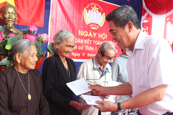 Ông Lê Thanh Quang trao quà hỗ trợ cho các gia đình khó khăn.