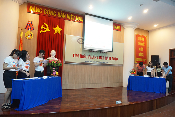 Các đội thi kiến thức. 