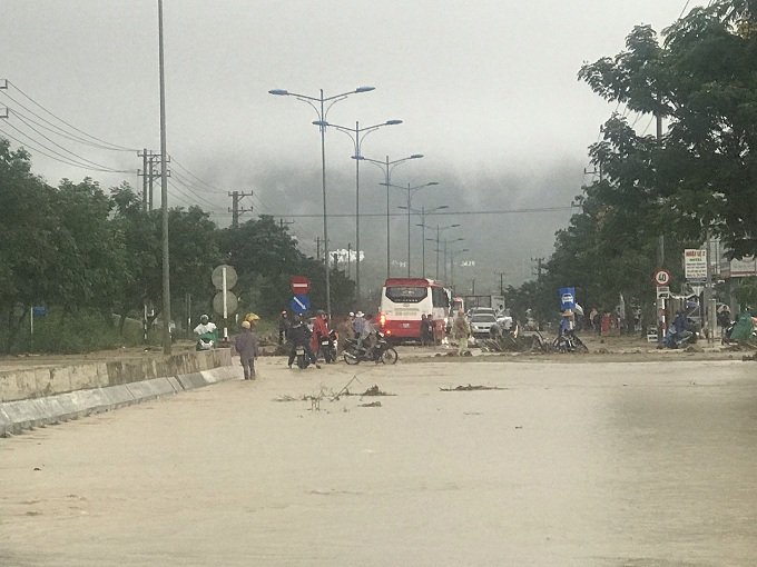Đường Nha Trang đi Sân bay Cam Ranh bị tê liệt do mưa lớn