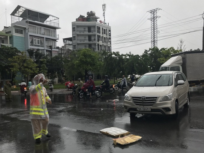 Lực lượng công an giao thông cấm và điều tiết giao thông không đi vào Đại lộ Nguyễn Tất Thành.