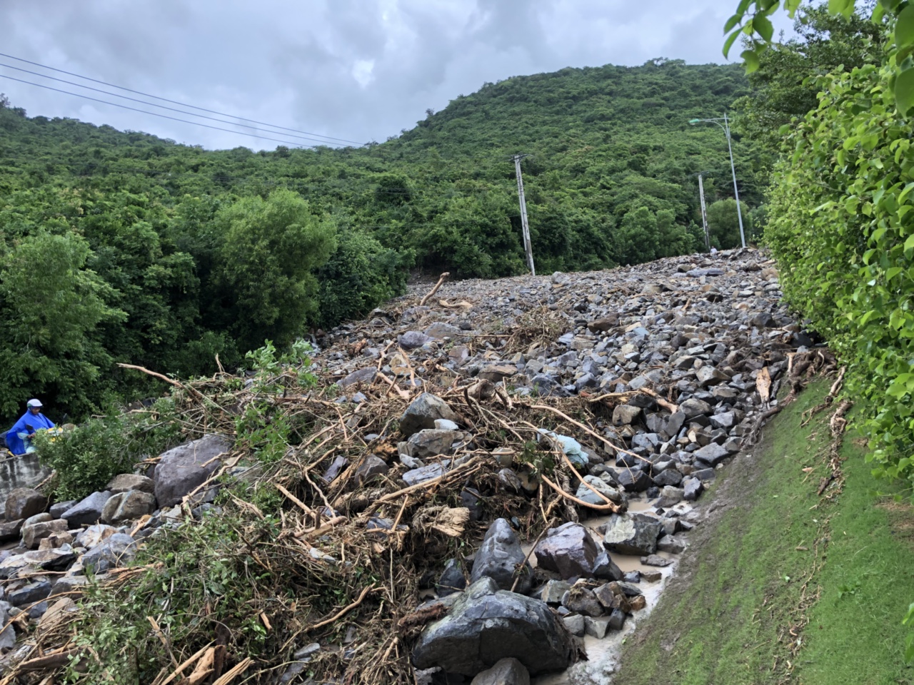 Đèo Cù Hin và đèo Rù Rì sạt lở nghiêm trọng