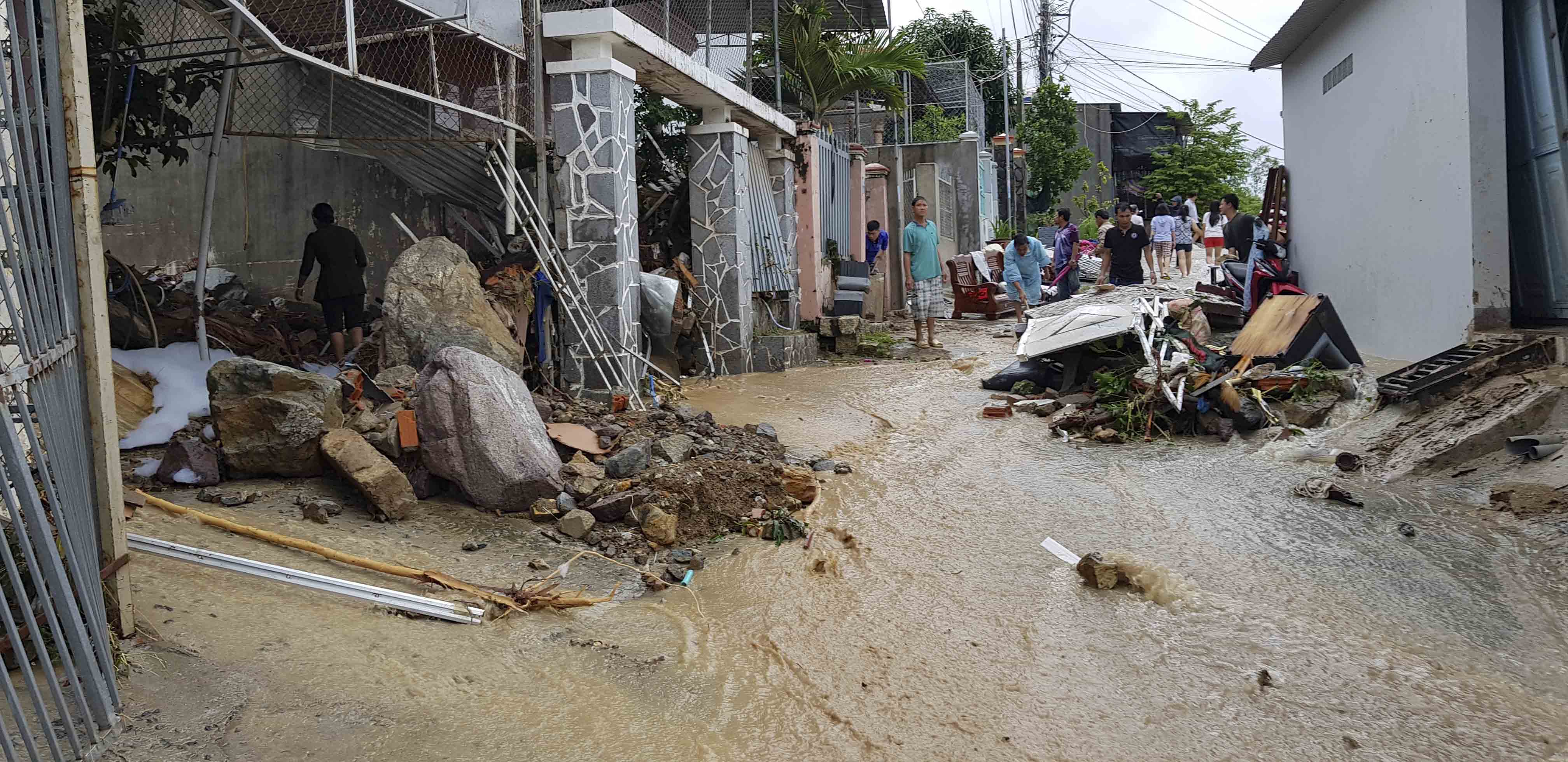 Vỡ hồ nước nhân tạo, 3 người chết