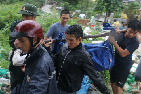 Lực lượng chức năng khẩn trương đưa nạn nhân xuống núi.