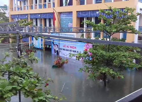  Trường Tiểu học Phước Long 2 bị ngập nặng.