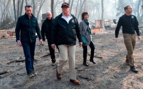 Tổng thống Mỹ Trump (thứ 3 từ trái sang) thị sát vùng cháy rừng ở California. Ảnh: Getty.