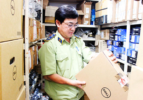 Lực lượng quản lý thị trường kiểm tra hàng hóa của một doanh nghiệp  tham gia hoạt động thương mại điện tử.