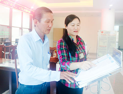 Đại diện Chi cục Thuế TP. Nha Trang hướng dẫn thủ tục  về thuế cho người nộp thuế. 