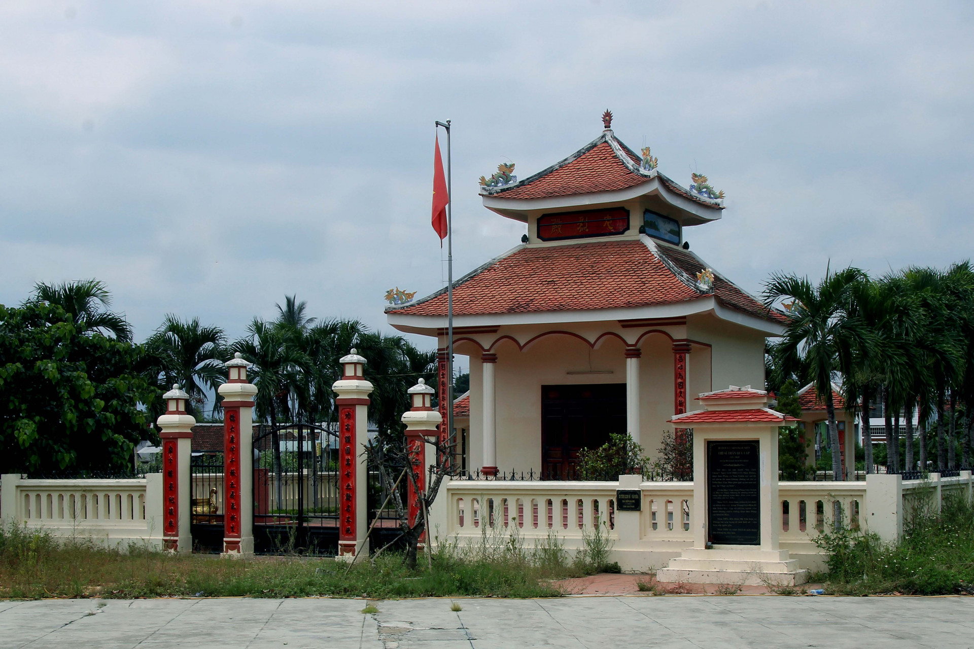Shrine to strong-willed scholar Tran Quy Cap was built by Khanh Hoa people at the place he passed away (Can River, Dien Khanh District) in 1970, recognized as cultural and historical monument in 1991.