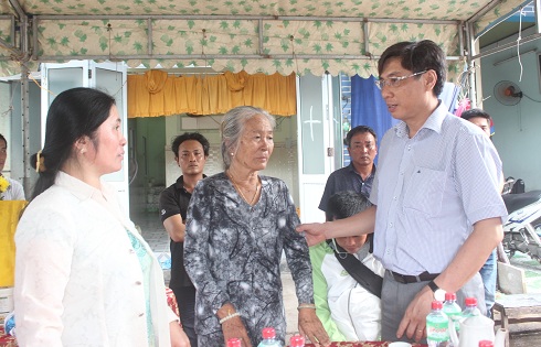 Chủ tịch UBND tỉnh Khánh Hòa thăm gia đình có người chết do sạt lở núi