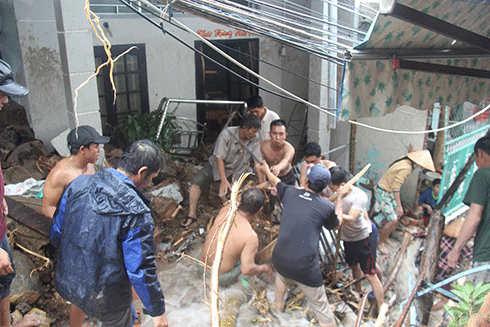 Người dân Tổ 2 Trường Sơn (phường Vĩnh Trường, TP. Nha Trang) khắc phục hậu quả vụ sạt lở đất ngày 18-11