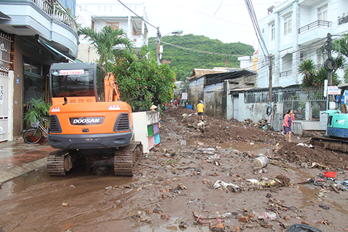 Phương tiện được huy động để dọn dẹp bùn đất tràn các con hẽm tại phường Vĩnh Trường