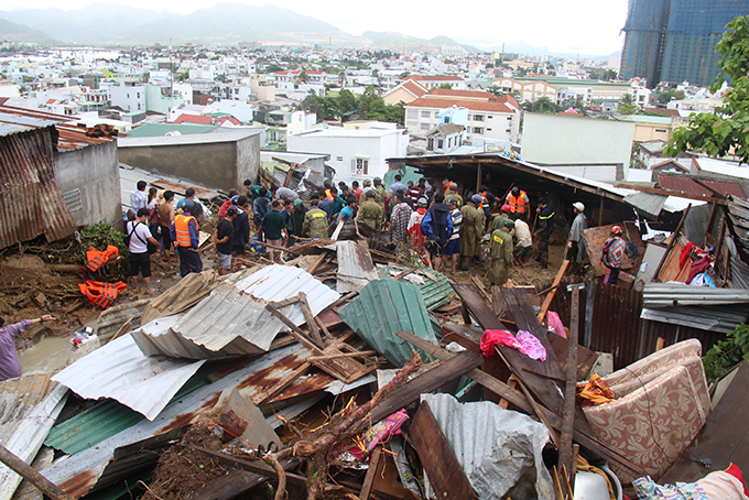Toàn phường Vĩnh Trường có 20 căn nhà bị sập hoàn toàn do mưa lớn và sạn lở núi.