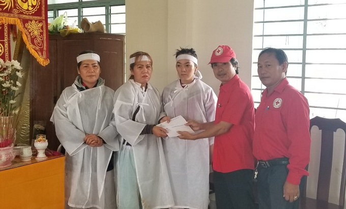 Đại diện Hội Chữ thập đỏ tỉnh trao hỗ trợ gia đình có người chết tại xã Phước Đồng.