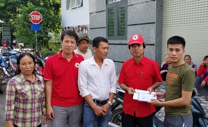 Đại diện Hội Chữ thập đỏ tỉnh trao hỗ trợ gia đình có người chết tại phường Vĩnh Trường.