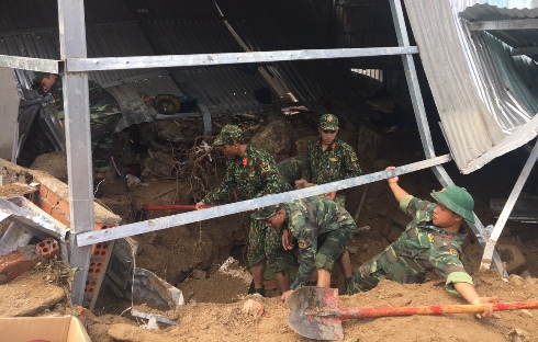 Lực lượng vũ trang tỉnh Khánh Hòa cứu sập nhà dân.