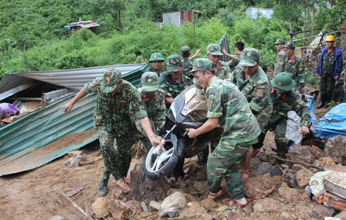 Lực lượng Sư đoàn Bộ binh 305 di dời tài sản người dân ở xã Phước Đồng.