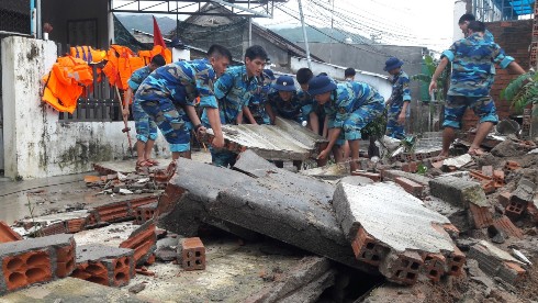 Lực lượng Học viện Hải quân khắc phục hậu quả mưa lũ tại xã Phước Đồng.