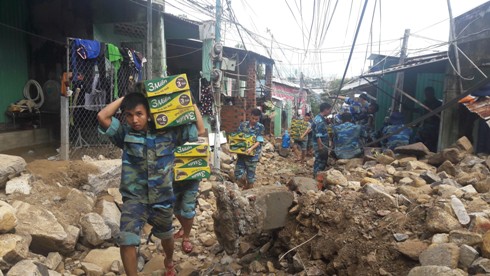 Cán bộ, chiến sĩ Học viện Hải quân vận chuyển lương thực hỗ trợ người dân tại xã Phước Đồng.