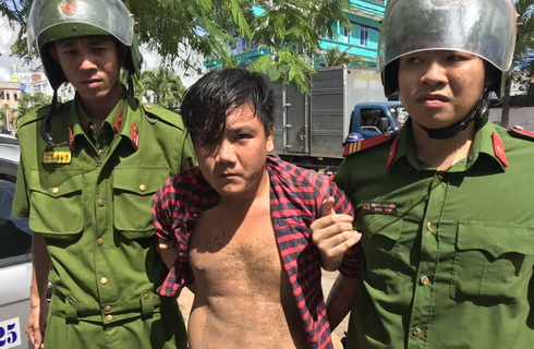 Trộm xe taxi giữa ban ngày