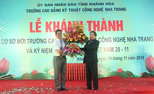 Ông Lê Thanh Quang tặng hoa chúc mừng cán bộ, giáo viên nhà trường.