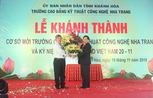 Ông Nguyễn Hồng Minh tặng hoa chúc mừng nhà trường.