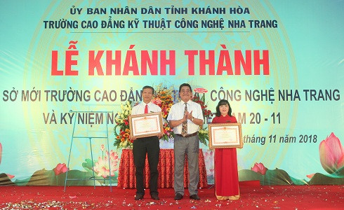 Thừa ủy quyền của Thủ tướng Chính phủ,ông Lê Thanh Quang trao bằng khen cho 2 tập thể nhà trường.