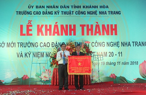 Ông Phan Thông trao cờ thi đua xuất sắc cho trường.