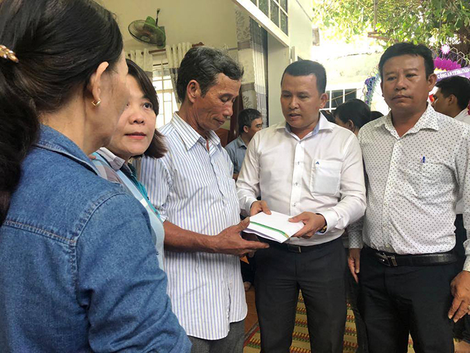 Công ty Cổ phần Đầu tư kinh doanh địa ốc Hưng Thịnh đến thăm, chia buồn và trao hỗ trợ 200 triệu đồng cho gia đình thầy Trần Hoàng Phong