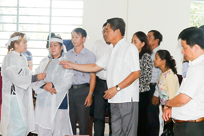 Lê Thanh Quang động viên thân nhân người tử vong.