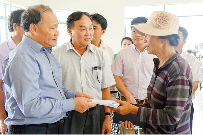 Ông Hoàng Văn Thắng thăm hỏi và trao hỗ trợ cho các nạn nhân bị tử vong.