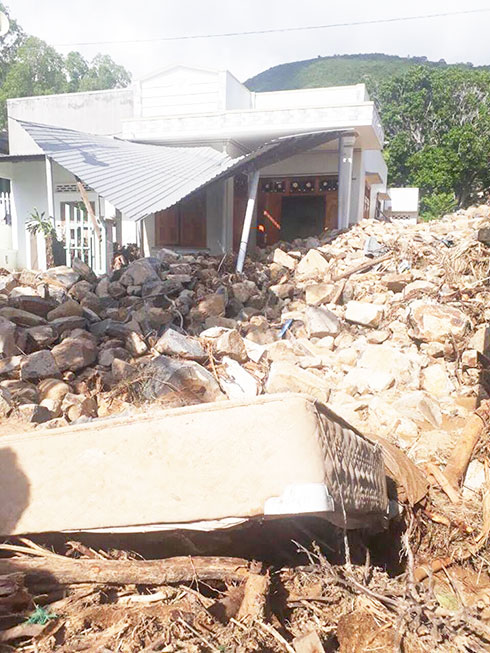 Nhiều nhà dân ở Vũng Ngán bị hư hại vì mưa lũ