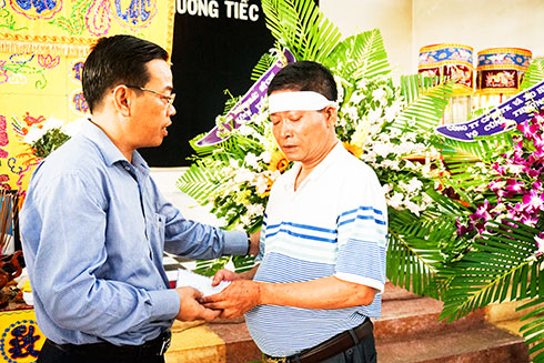 Ông Nguyễn Sỹ Khánh - Phó Chủ tịch UBND thành phố thăm hỏi  gia đình nạn nhân Nguyễn Thị Thanh Huyền (Vĩnh Thọ)
