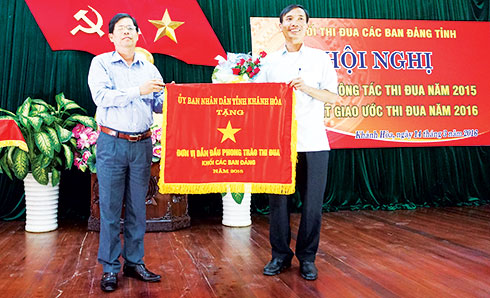Ông Nguyễn Tấn Tuân - Phó Bí thư Thường trực Tỉnh ủy, Chủ tịch HĐND tỉnh tặng cờ đơn vị dẫn đầu phong trào thi đua Khối các ban Đảng tỉnh cho Trường Chính trị.