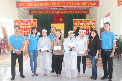 Đoàn trao hỗ trợ cho những gia đình có người chết do sạt lở núi ở Phước Đồng.