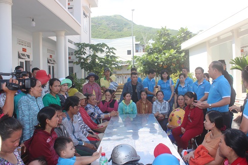 Đại diện đoàn chia sẻ khó khăn, mất mát với người dân.