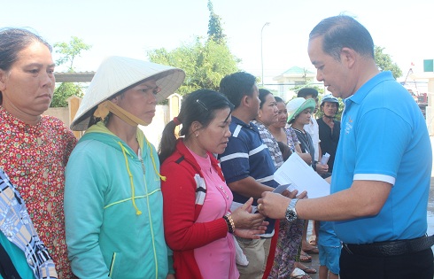 Trao hỗ trợ cho những gia đình bị sập nhà.
