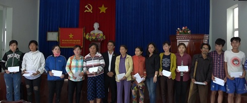 Đoàn trao hỗ trợ cho người dân phường Vĩnh Trường.