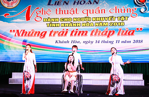 Một tiết mục văn nghệ do các thành viên Hội Người khuyết tật huyện Khánh Vĩnh biểu diễn. 