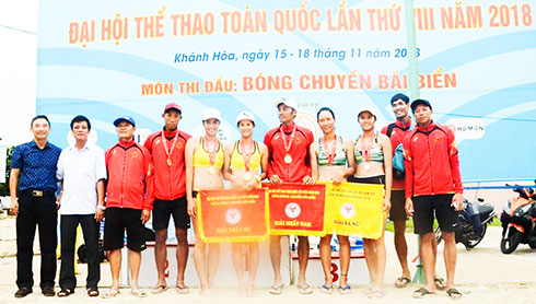 Đội bóng chuyền bãi biển Khánh Hòa giành cú đúp huy chương vàng Đại hội Thể thao toàn quốc lần 8.