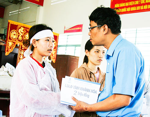 Đại diện Liên đoàn Lao động tỉnh trao hỗ trợ cho một gia đình có người chết tại xã Phước Đồng.