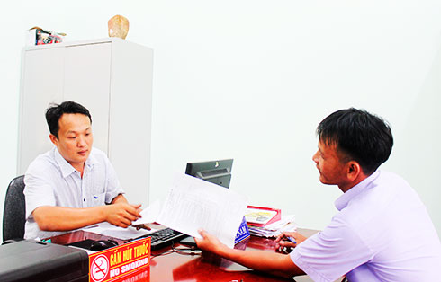 Cán bộ bộ phận một cửa xã Diên Đồng thường xuyên nhắc nhở tổ chức, cá nhân khi đến giao dịch không hút thuốc tại công sở.