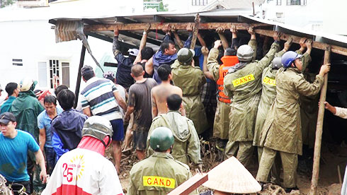 Lực lượng Công an phối hợp với các lực lượng khác giúp người dân khắc phục hậu quả mưa lũ.