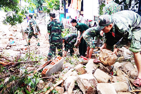 Các chiến sĩ khắc phục hậu quả.