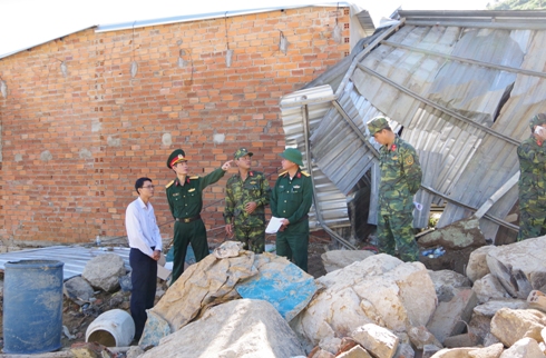 Ngày 21-11, Đại tá Tống Phú - Phó Tham mưu trưởng Quân khu 5 (thứ hai từ trái qua) kiểm tra công tác khắc phục hậu quả do đợt mưa lũ vừa qua tại TP. Nha Trang.