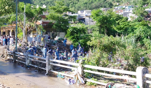 Ngày 21-11, lực lượng quân đội tiếp tục nỗ lực khắc phục hậu quả do mưa lũ tại xã Phước Đồng.