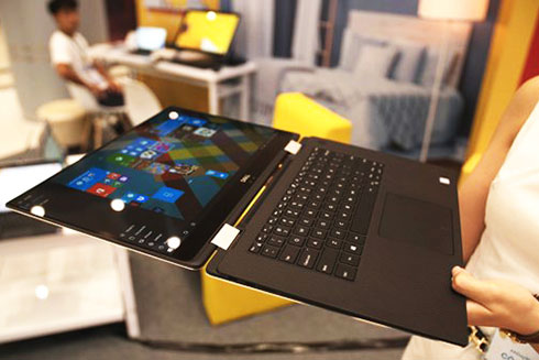  Điểm nổi bật nhất của Dell XPS 15 9575 nằm ở khả năng xoay màn hình 360 độ.