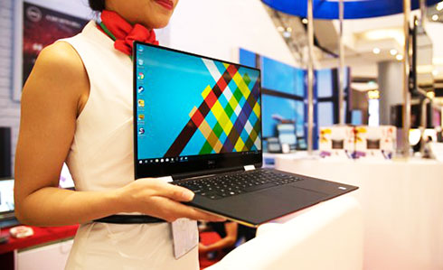  So với mẫu máy trước đó của dòng sản phẩm XPS, Dell XPS 15 9575 được tối ưu hơn về thiết kế, nhờ vậy máy có bộ khung nhỏ gọn dù sở hữu tấm nền màn hình 15.6 inch.
